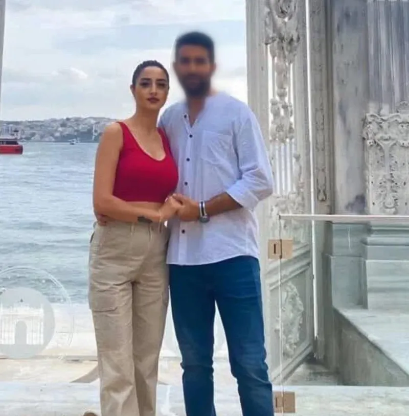 kizini-okuldan-almaya-gelen-semiha-denizi-esi-sokak-ortasinda-katletti-1772785642529.jpg Kızını okuldan almaya gelen Semiha Deniz'i eşi sokak ortasında katletti!-7