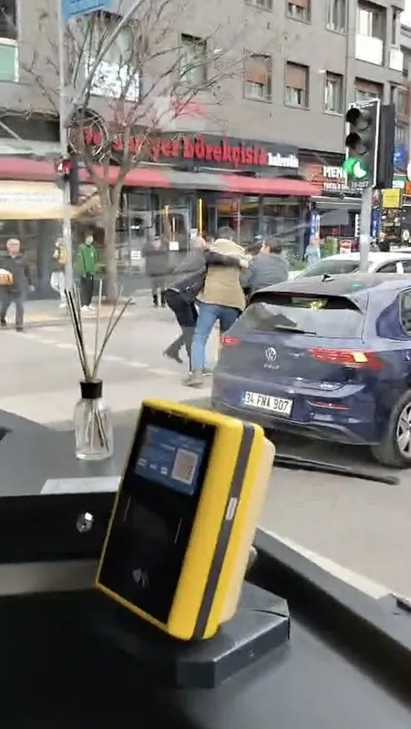 goruntuler-polisi-harekete-gecirdi-bagdat-caddesindeki-kavgaya-yarim-milyonluk-ceza-1772889461953.jpeg Bağdat Caddesi'nde yol kavgası: 3 şahsa yarım milyonluk ceza-1