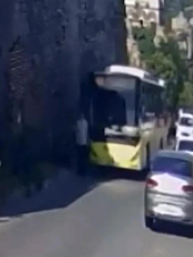 iett-dehseti-yayaya-carpip-kacti-o-anlar-kamerada-1661151629056.jpeg İETT dehşeti: Yayaya çarpıp kaçtı... O anlar kamerada-2