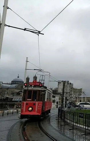 Türkiye Kovid-19 salgınına karşı evde kalırken binlece ölümün olduğu İngiltere'de parklar doldu