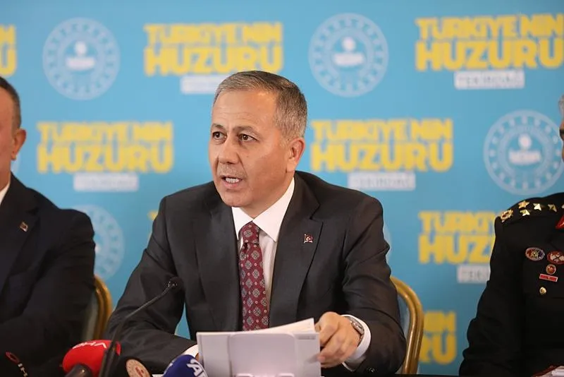 İçişleri Bakanı Ali Yerlikaya, Tekirdağ programı kapsamında bir otelde düzenlenen ʺTürkiye'nin Huzuruʺ toplantısının ardından İstanbul'daki ʺyenidoğan çetesiʺ soruşturmasına ilişkin açıklama yaptı. (AA)