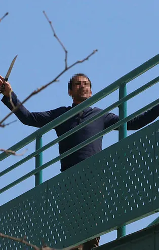 Manisa'da üst geçitte intihar girişimi! Ekmek bıçağı ile...