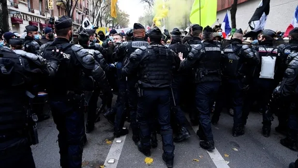 fransanin-baskenti-pariste-halk-sokaga-dokuldu-yeni-guvenlik-yasa-tasarisi-protesto-ediliyor-1607183582345.jpeg Fransa'nın başkenti Paris'te halk sokağa döküldü: Yeni güvenlik yasa tasarısı protesto ediliyor-7