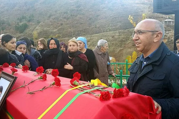 hdpkkli-alican-onluden-alcak-provokasyon-pkk-uyesi-aysel-doganin-cenazesinde-polise-tas-atti-1652544727796.jpeg HDPKK'lı Alican Önlü'den alçak provokasyon! PKK üyesi Aysel Doğan'ın cenazesinde polise taş attı-7