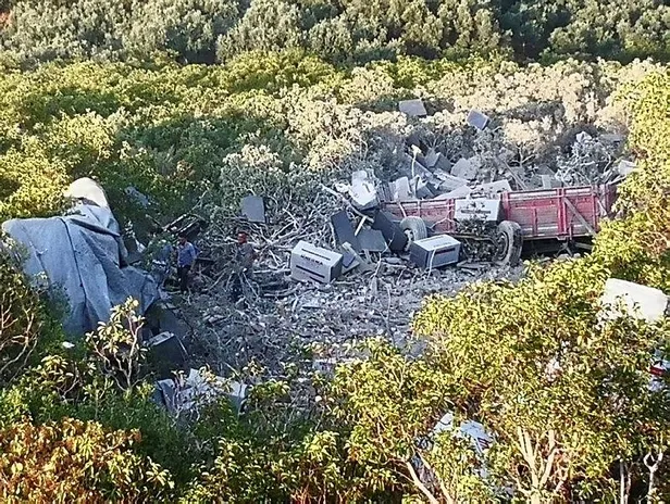 Bursa'da tır uçuruma yuvarlandı: 1 ölü-1