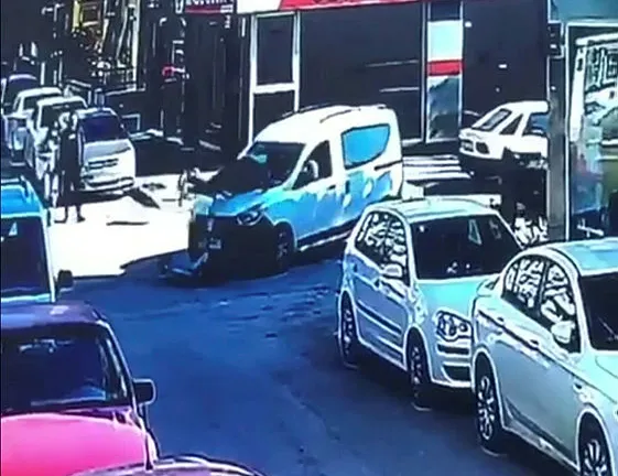 Bir scooter kazası da İzmir’de! Saniye saniye kaydedildi