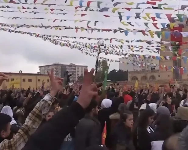 mardinde-hdpnin-etkinliginde-pkk-elebasi-abdullah-ocalan-sloganlari-polise-tasli-saldiri-1647721124698.jpg Mardin'de HDP'nin etkinliğinde PKK elebaşı Abdullah Öcalan sloganları! Polise taşlı saldırı...-2