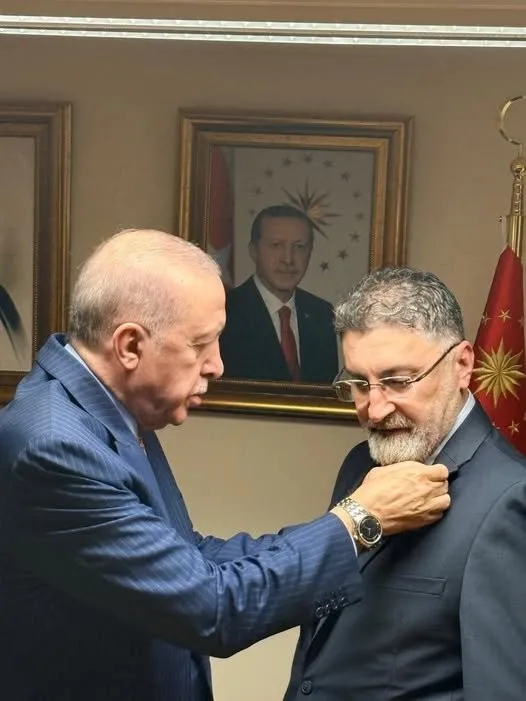 ak-belediyecilige-bir-rozet-daha-serik-belediye-baskani-kumbul-ak-partiye-katildi-1776257668642.jpeg AK belediyeciliğe bir rozet daha: Serik Belediye Başkanı Kumbul AK Parti’ye katıldı-1