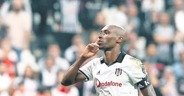 Atiba 1 yıl daha forma giyecek