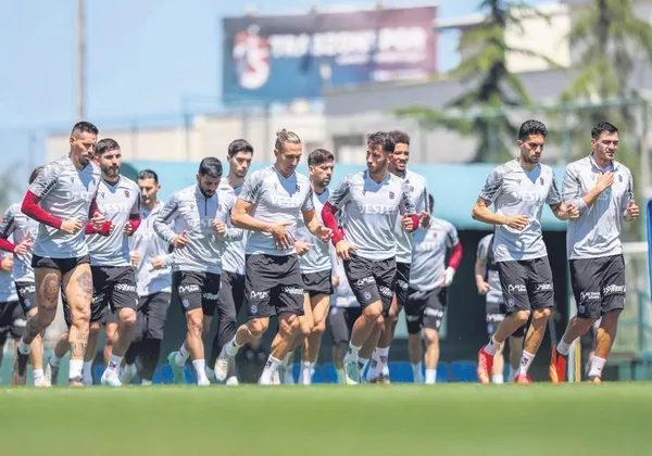 sezon-finali-bordo-mavililerden-fernerbahce-derbisine-ozel-siki-hazirlik-1684362648375.jpeg Sezon finali: Bordo mavililerden Fernerbahçe derbisine özel sıkı hazırlık!-2