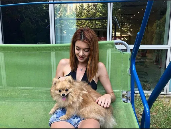 genc-kadin-topuklu-ayakkabi-giyiyor-diye-komsusu-olumle-tehdit-etti-1619779126406.jpg Genç kadın topuklu ayakkabı giyiyor diye komşusu ölümle tehdit etti-2