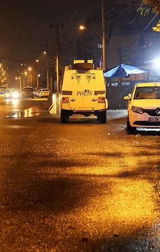 Diyarbakır'da ilçe emniyet müdürlüğüne el yapımı patlayıcıyla saldırı