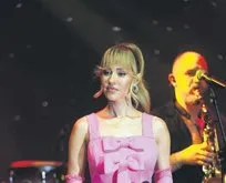 Derya Uluğ pembe sahne kostümü ile göz kamaştırdı!