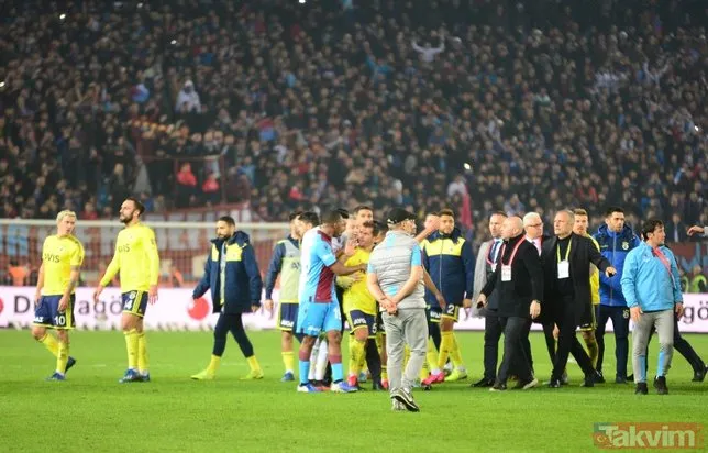Trabzon'da maç bitti saha karıştı! Trabzonsporlu ve Fenerbahçeli futbolcular birbirine girdi