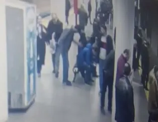 Son dakika: İstanbul Bayrampaşa'da metro istasyonunda polise saldırı kamerada