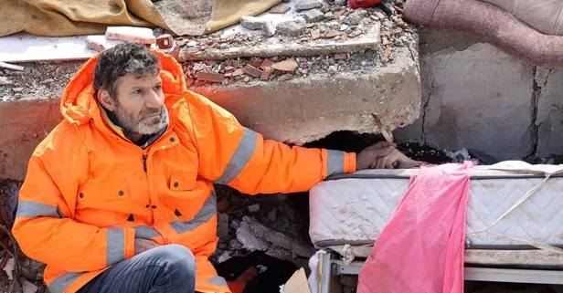 Enkaz altındaki kızı Irmak Leyla Hançer'in elini tutan baba Mesut Hançer konuştu: Bu acı tarif edilebilecek acı değil