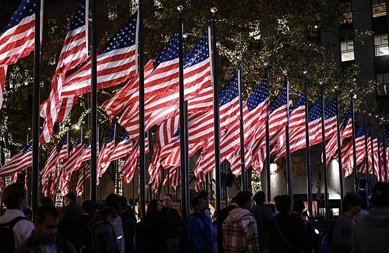 Demokrat Kamala Harris ile Cumhuriyetçi Donald Trump'ın başkan olmak için yarıştığı seçimlerde ilk sandıkların sayılmaya başlamasıyla birlikte, New York'lular seçim sonuçlarını kurulan dev ekranlardan izliyor. (AA)
