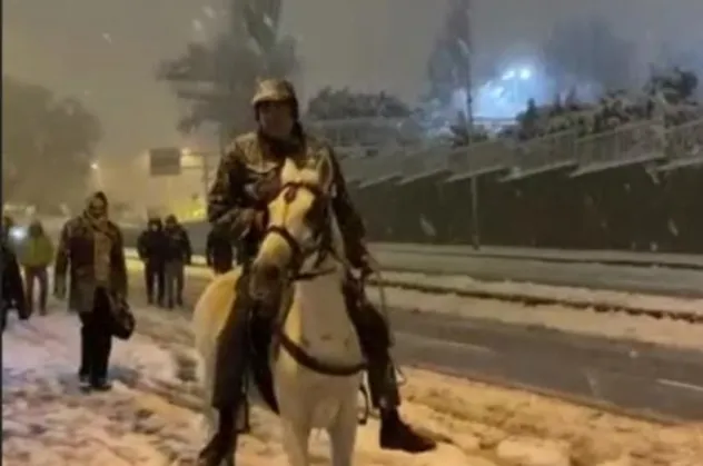 Kardan yolları kapanan İstanbul’da ilginç görüntü: Beyoğlu'nda bir vatandaş atla gezmeye çıktı