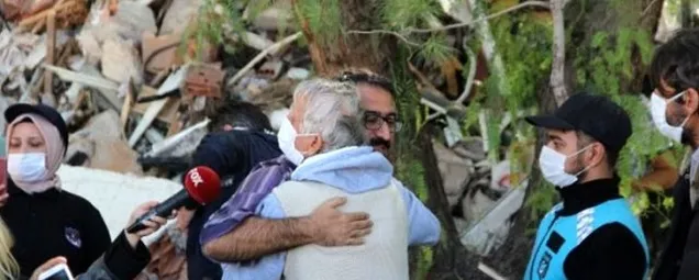 İzmirde enkaz altında kalan karısı ve çocuklarının sesini duyan Oguz Perinçekin sevinç görüntüleri kamerada