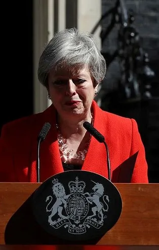 Theresa May, ağlayarak istifa etti