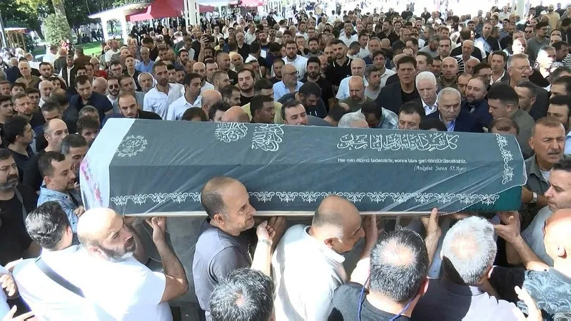 fatihte-iki-kadini-olduren-semih-celikin-babasi-caniyi-anlatti-takvim-kahreden-bilgiye-ulasti-kizlarini-koruma-1728131037995.jpeg Semih Çelik tarafından öldürülen İkbal Uzuner son yolculuğuna uğurlandı. (DHA)