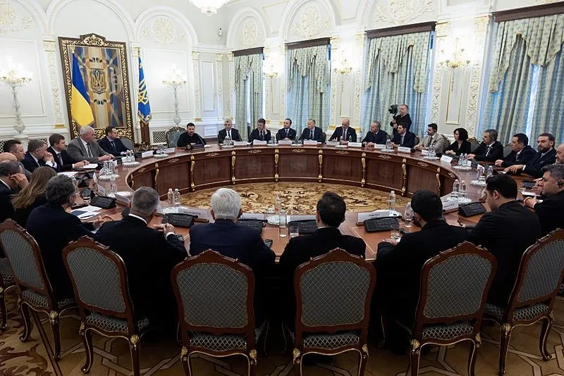 Tarım ve Orman Bakanı İbrahim Yumaklı ve Ticaret Bakanı Ömer Bolat, Ukrayna temasları kapsamında Ukrayna Devlet Başkanı Volodimir Zelenskiy ile bir araya geldi. (AA)