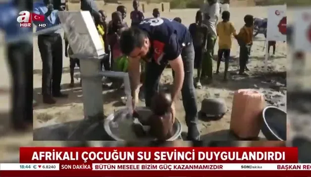 Afrikalı çocuğun su sevinci duygulandırdı