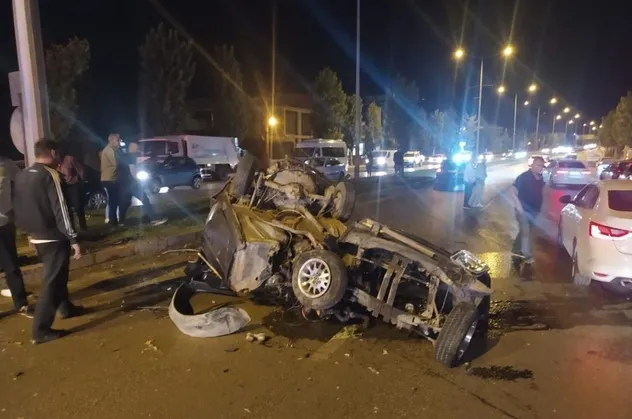 Denizli'de korkunç kaza: Metal yığınına dönen otomobilden sağ çıktı
