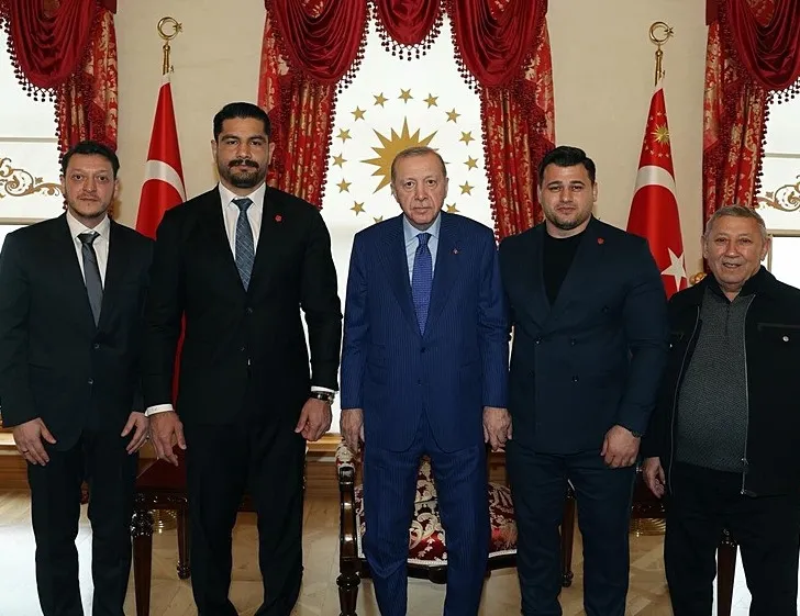 Başkan Erdoğan kabul etti: Şampiyon güreşçiler Dolmabahçe’de