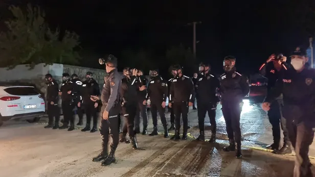 adanada-kimya-fabrikasinda-yangin-patlama-tehlikesine-karsi-yollar-kapatildi-1669665952579.jpg Adana'da kimya fabrikasında yangın! Patlama tehlikesine karşı yollar kapatıldı-5