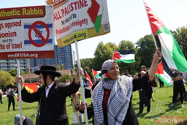 Kamala Harris'in adaylığını ilan edeceği Demokrat Parti Kongresi'nde yüzlerce Filistin destekçisi protesto düzenledi - 1