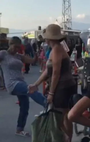 "Kocama baktın" deyip turist kadına tekme tokat saldırdı