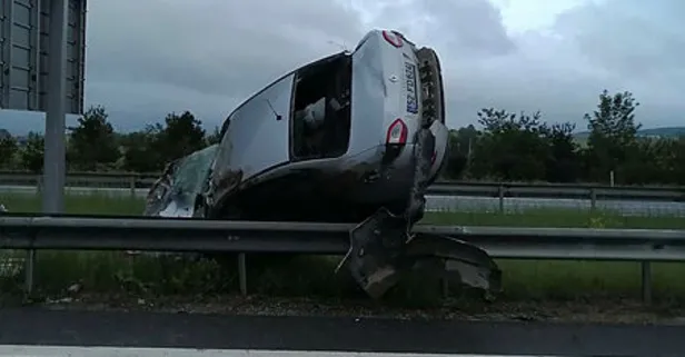 Kontrolden çıkan araç takla attı! Bariyerlerde asılı kaldı! Yer: Bolu TEM