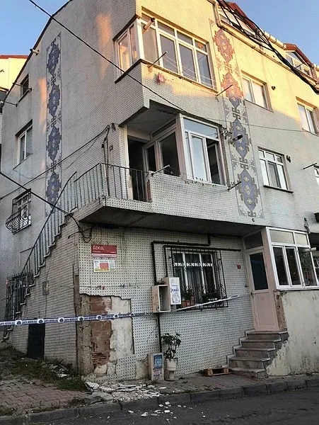 İstanbul depreminin ardından Arnavutköy'de 15 bina ve bir okul mühürlendi!-1