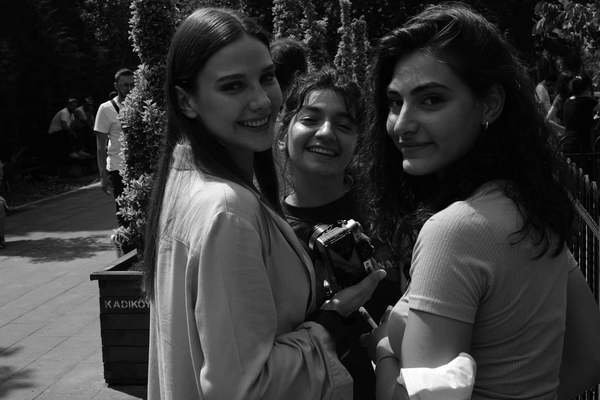 maraslinin-guzel-mahuru-alina-bozdan-duygusal-paylasim-kamera-arkasini-goruntulerini-yayinladi-iyi-ki-diyerek-veda-etti-1626212800940.jpg Maraşlı’nın güzel Mahur’u Alina Boz’dan duygusal paylaşım! Kamera arkasını görüntülerini yayınladı ‘İyi ki’ diyerek veda etti-4