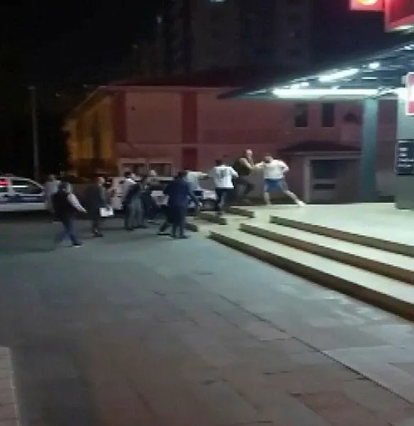 esenyurtta-trafik-kazasi-sonrasi-savas-gibi-kavga-1659951175337.jpeg Esenyurt'ta trafik kazası sonrası savaş gibi kavga!-4
