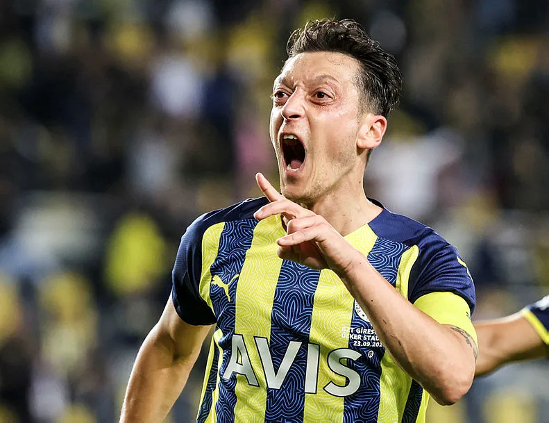 Ali Koç’un sözleri sonrası Mesut Özil’den imalı paylaşım