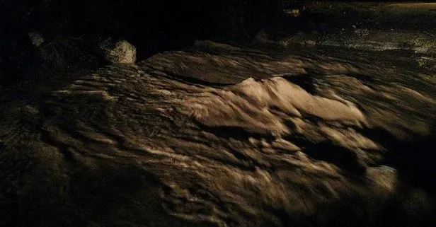 SON DAKİKA: İzmir’de gece yarısı facia! Sel sularına kapılan araçtaki 2 kişi kayboldu