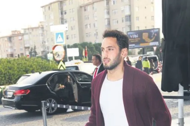 Milan'ın yıldızı Hakan Çalhanoğlu iznini İstanbul'da geçirdi