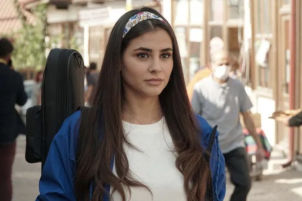 Gönül Dağı'nda fişi çekildi kaşla göz arasında bavulu eline verildi! Eski fotoğrafları sayfa sayfa yayılmıştı TRT 1...-6