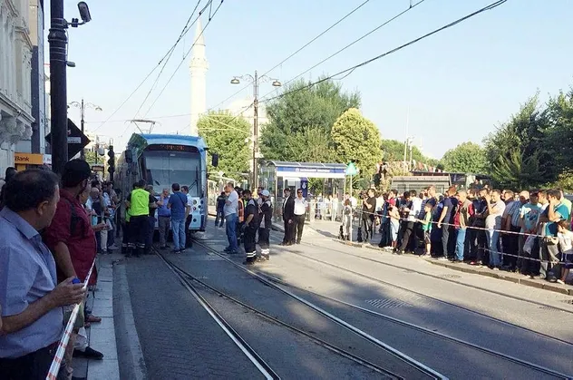 Sultanahmet'te tramvay raydan çıktı
