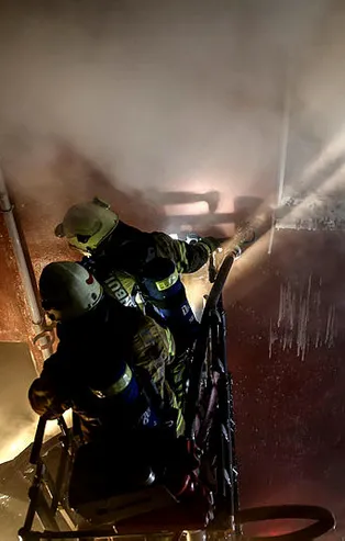 İstanbul'da korkutan yangın! Kağıt deposu kül oldu