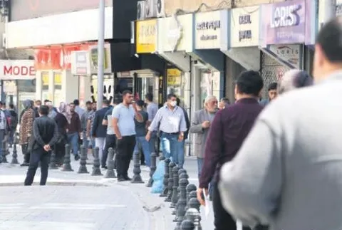 Sokağa çıkma kısıtlamasının ardından insanlar meydanlara akın etti! Sosyal mesafe yerle bir oldu...-4