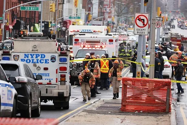 SON DAKİKA: New York metrosunda saldırı! Birden fazla vurulan var patlayıcılar bulundu... Beyaz Saray'dan ilk açıklama!-6
