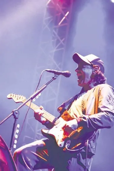 İrem Derici, sanat güneşi Zeki Müren selamı ile sahneye çıktı-2