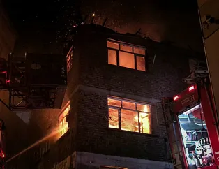 Bursa’da 3 katlı metruk binada yangın! Küle döndü
