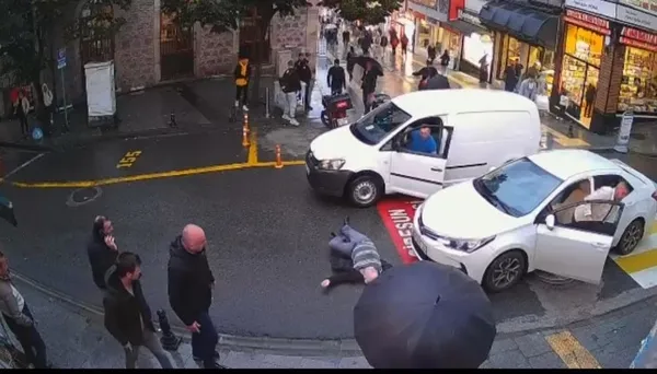 sosyal-medya-bu-videoyu-konusuyor-giresunda-bir-kisi-kendisini-duran-aracin-onune-atti-ve-sirt-ustu-yere-yigil-1665737808920.jpg Sosyal medya bu videoyu konuşuyor! Giresun'da bir kişi kendisini duran aracın önüne attı ve sırt üstü yere yığıldı-2