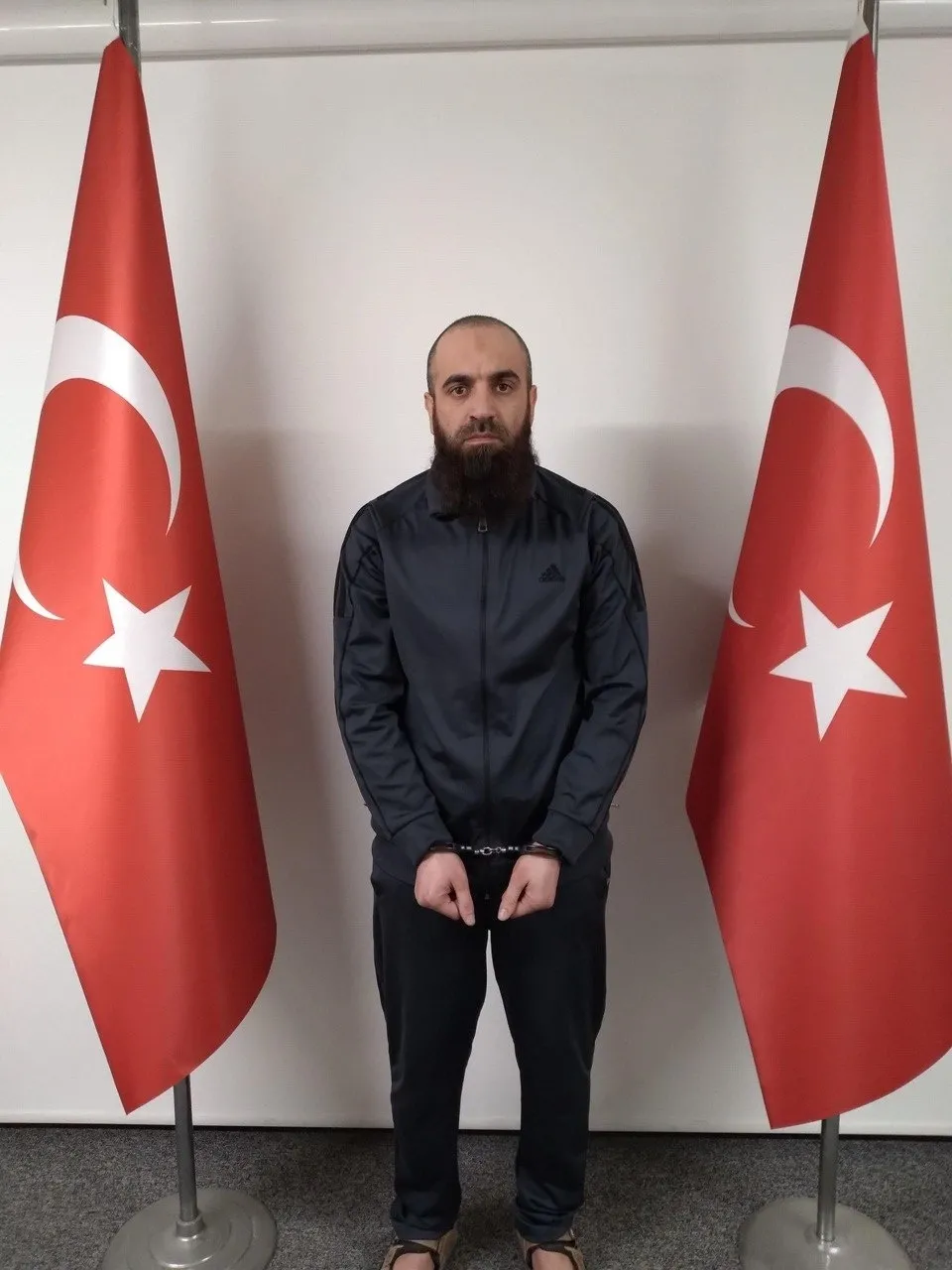 mitten-sinir-otesi-operasyon-kirmizi-bultenle-aranan-10-deasli-terorist-yakalandi-isim-isim-liste-1779520797322.jpg MİT'ten sınır ötesi operasyon: Kırmızı bültenle aranan 10 DEAŞ'lı terörist yakalandı | İsim isim liste-7