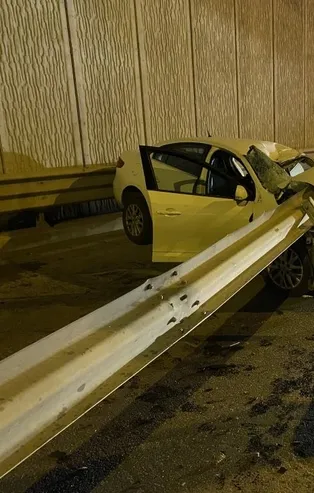 Kadıköy'de otomobil bariyere çarptı! Olay yerine gelip "benim sürücüyüm" diyerek ambulansa bindi