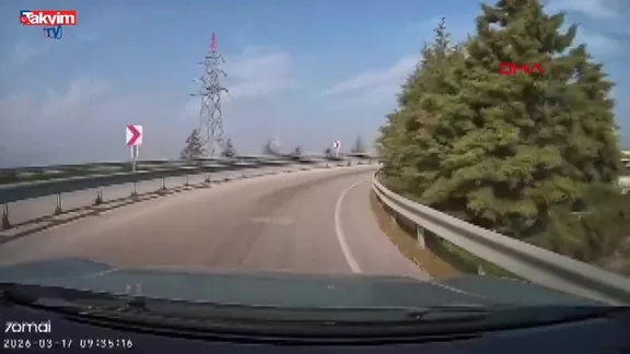 Manisa’da üst geçitte ters yön dehşeti: Karşı karşıya geldikleri anlar kamerada